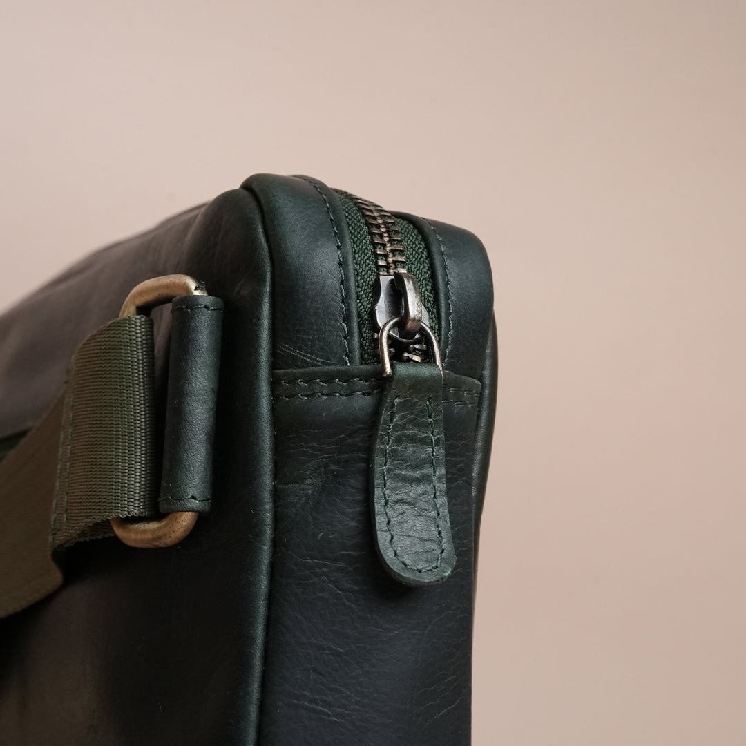Piel Cuero Green Solder Cross Body Bag in Oil Pull‑Up Leather