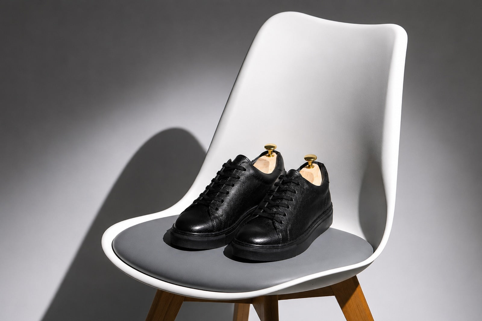 Beyond Shoes: How Men’s Casual Leather Footwear Became a Symbol of Personal Style