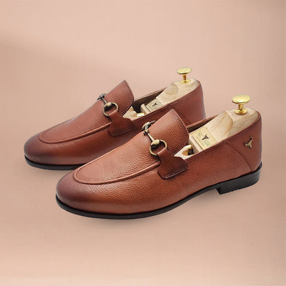Piel Cuero Brown Leather Loafers: Crocodile Texture with Gold Buckle