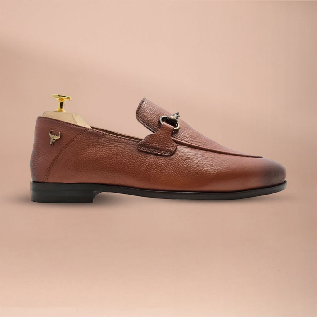 Piel Cuero Brown Leather Loafers: Crocodile Texture with Gold Buckle