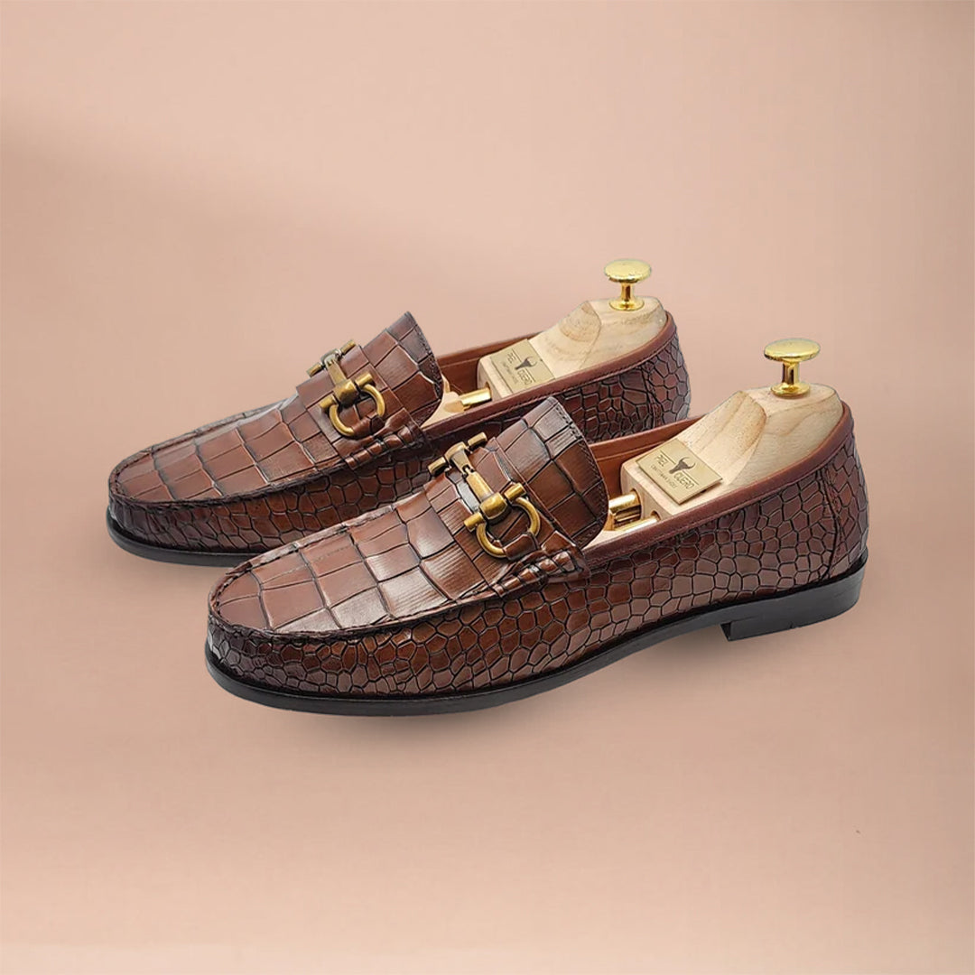 Piel Cuero Brown Leather Loafers: Crocodile Texture with Gold Buckle
