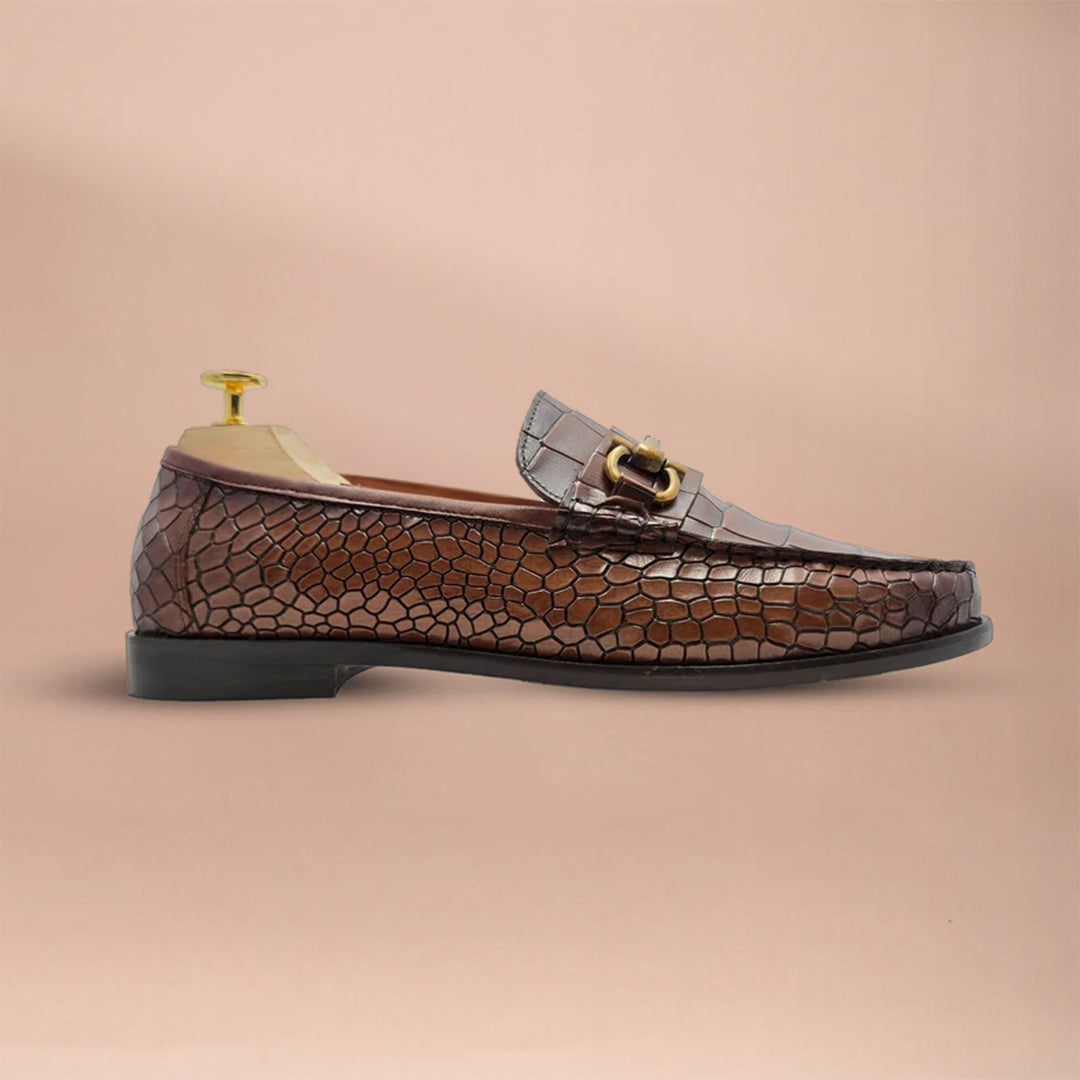 Piel Cuero Brown Leather Loafers: Crocodile Texture with Gold Buckle