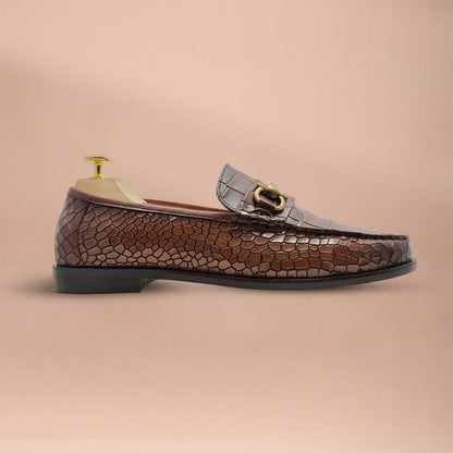 Piel Cuero Brown Leather Loafers: Crocodile Texture with Gold Buckle