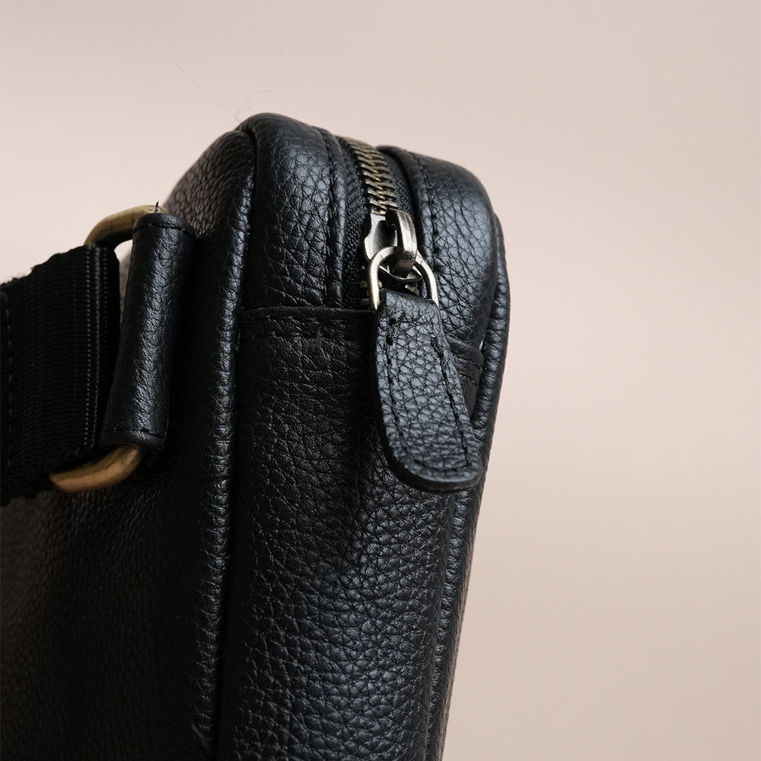 Piel Cuero Black Mild Cross Body Bag in Oil Pull‑Up Leather