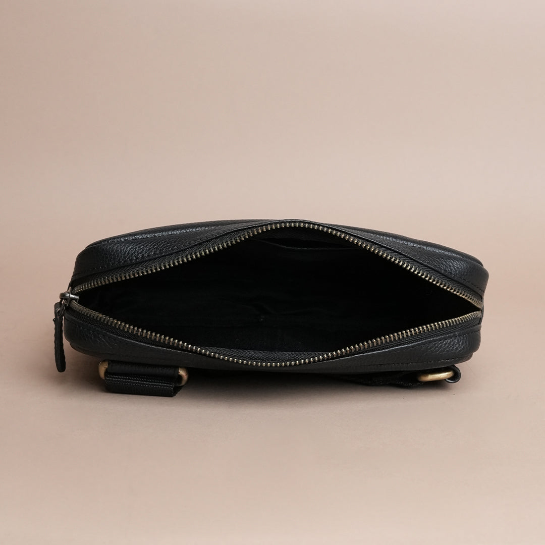 Piel Cuero Black Mild Cross Body Bag in Oil Pull‑Up Leather