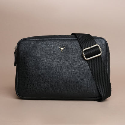 Piel Cuero Black Mild Cross Body Bag in Oil Pull‑Up Leather