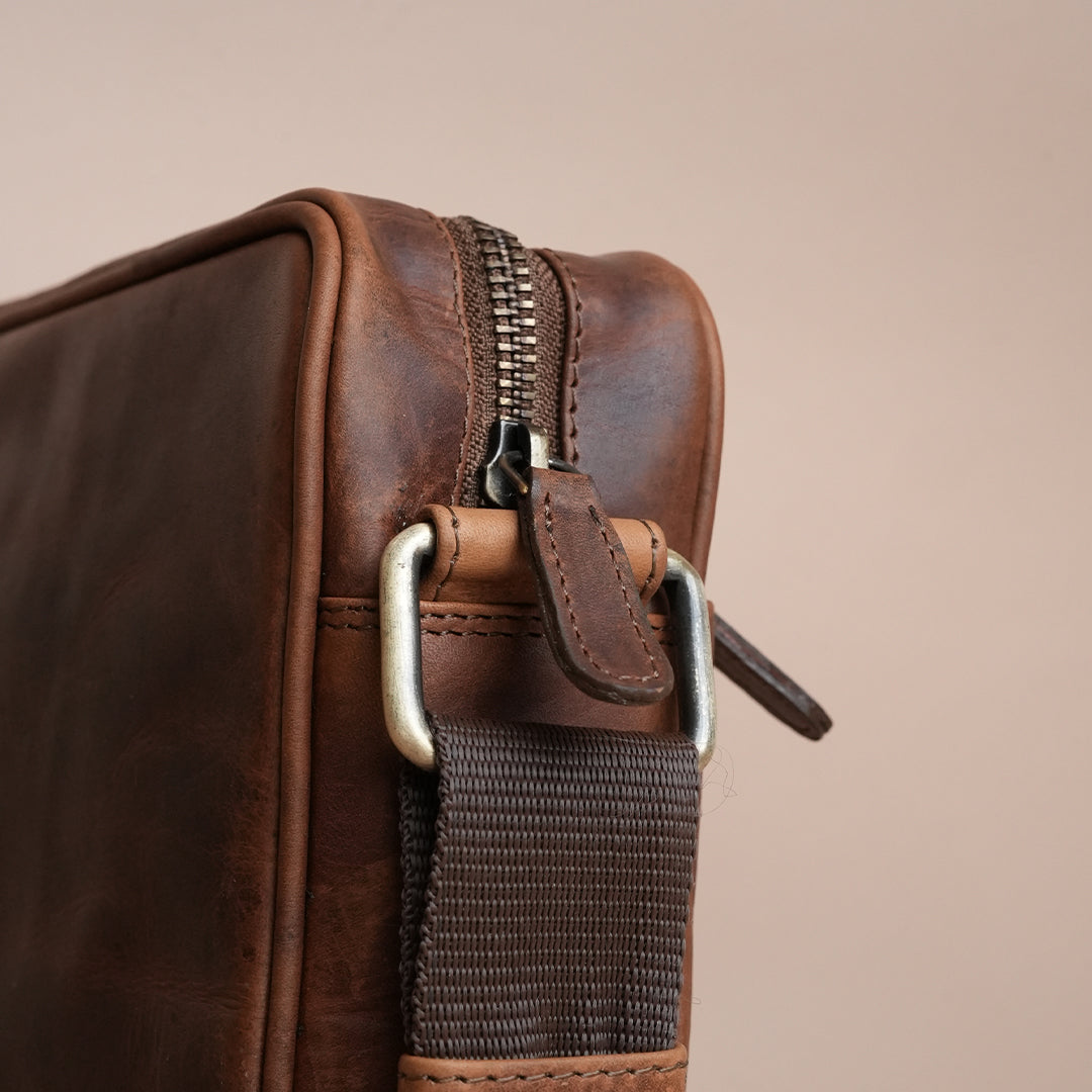 Piel Cuero Tan Oil Laser Side Bag – Oil Pull‑Up Signature Series