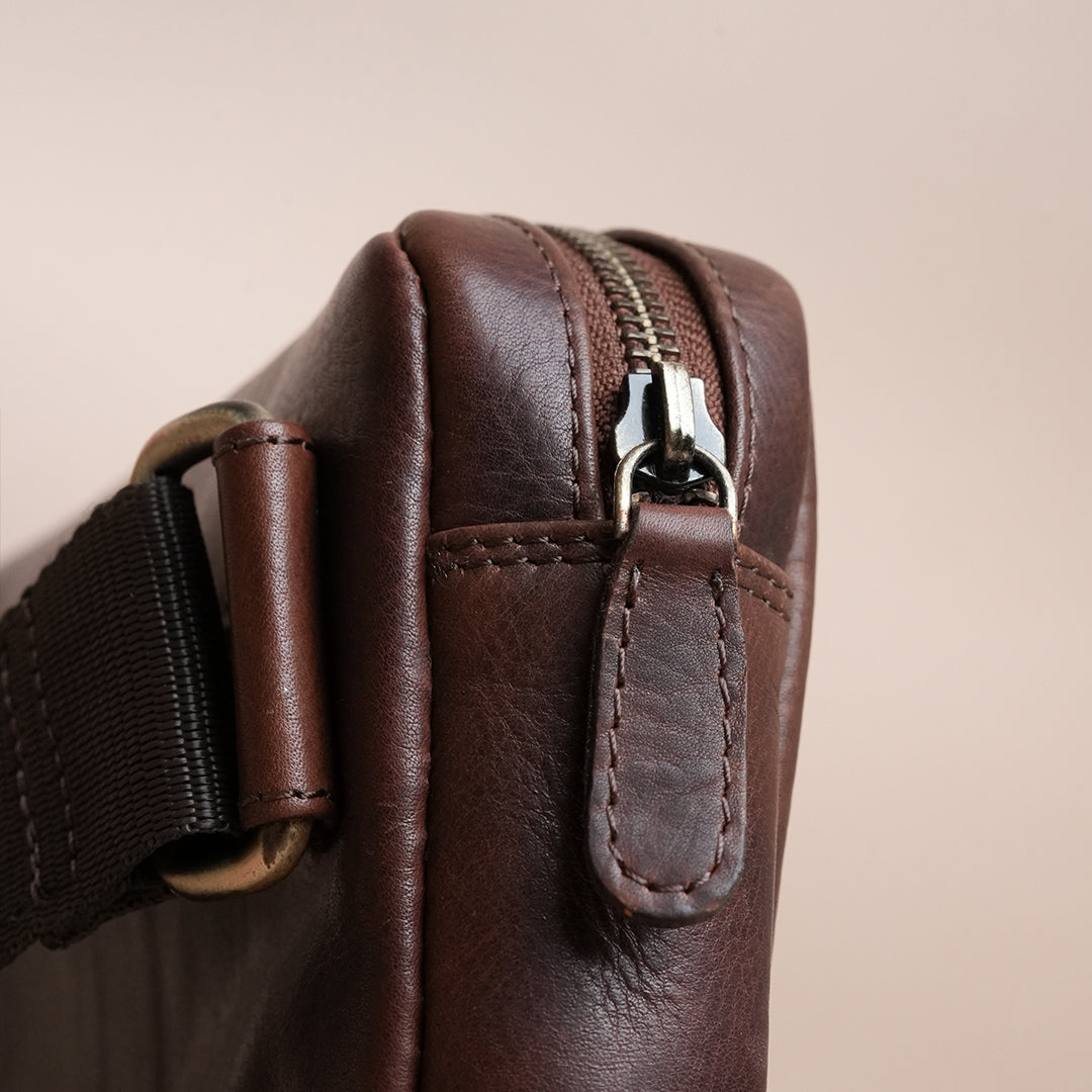 Piel Cuero Brown Mild Cross Body Bag in Oil Pull‑Up Leather