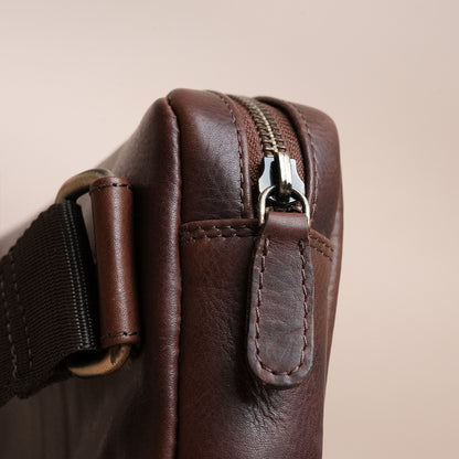Piel Cuero Brown Mild Cross Body Bag in Oil Pull‑Up Leather