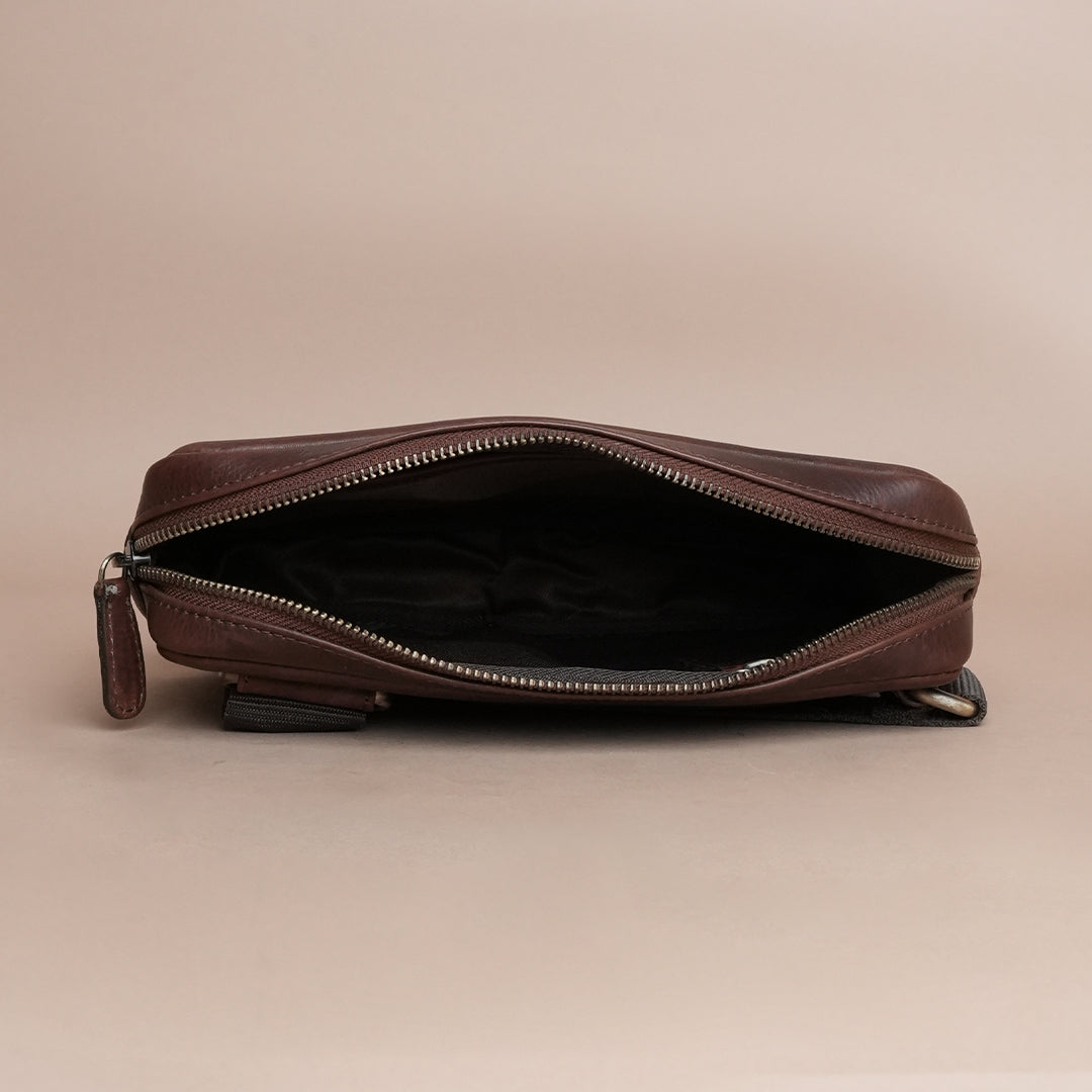 Piel Cuero Brown Mild Cross Body Bag in Oil Pull‑Up Leather