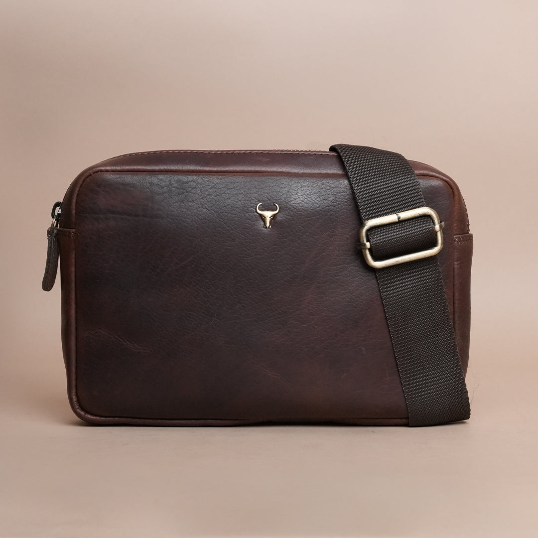 Piel Cuero Brown Mild Cross Body Bag in Oil Pull‑Up Leather