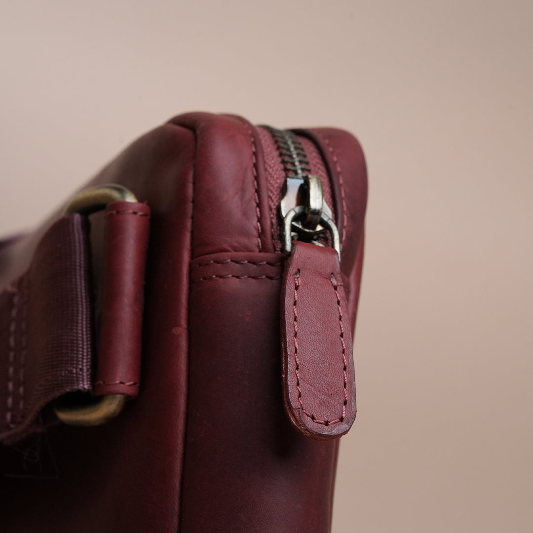 Piel Cuero Brown Mild Cross Body Bag in Oil Pull‑Up Leather
