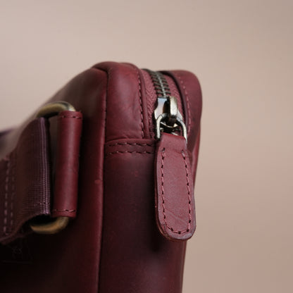 Piel Cuero Brown Mild Cross Body Bag in Oil Pull‑Up Leather
