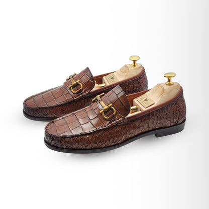 Piel Cuero Brown Leather Loafers: Crocodile Texture with Gold Buckle