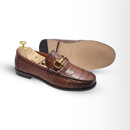 Piel Cuero Brown Leather Loafers: Crocodile Texture with Gold Buckle