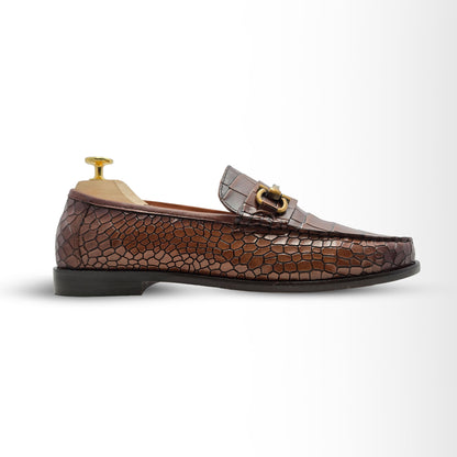 Piel Cuero Brown Leather Loafers: Crocodile Texture with Gold Buckle